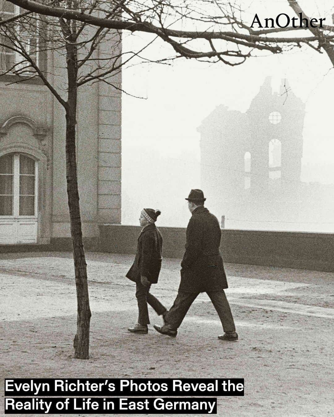 AnOther Magazineのインスタグラム：「⁠A self-described “documentarian and historian”, Evelyn Richter is remembered for capturing day-to-day life in East Germany, chronicling the social conditions of the working classes, and in particular, the working lives of women ❤️⁠ ⁠ In honour of her legacy, a publication tied to the first major retrospective about the photographer at MdbK in Leipzig, Evelyn Richter: A Photographer’s Life, has been unveiled. At the link in bio, @lydunishka speaks with museum director @f_kraemer about her “uncompromising approach” to photography 📲⁠ ⁠ 📸 #EvelynRichter: A Photographer’s Life. Photography by Evelyn Richter⁠ 1. Brühlsche Terrasse, Dresden, 1976⁠ 2. Selbst Gewandhausgruppe⁠ 3. Christa Sammler⁠ 4. Koppenplatz, Berlin, 1971⁠ 5. Selbstinszenierung⁠ 6. Eva Wagner Zimmermann Einsatz」