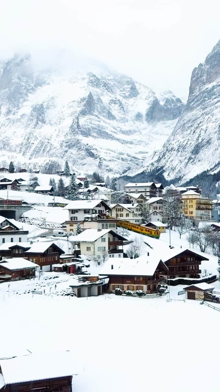 Awesome Wonderful Natureのインスタグラム：「Iconic yellow lauterbrunnen train passing through fairytale village Grindelwald in Switzerland. 🇨🇭 #grindelwald #switzerland #jungfrau #lauterbrunnen」