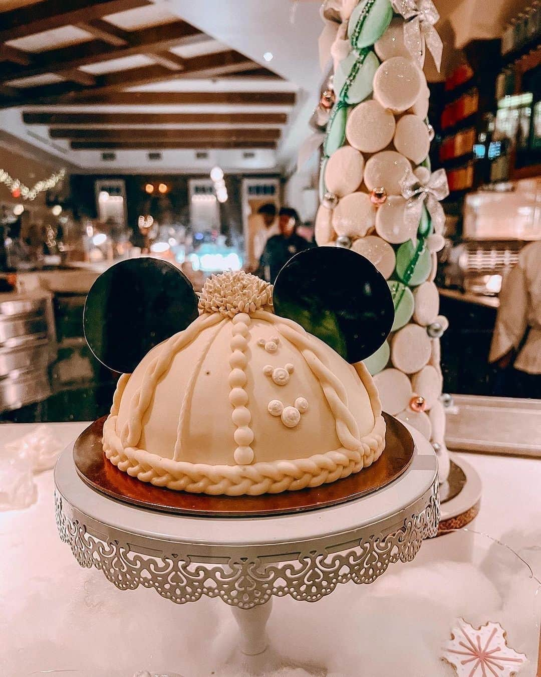 Walt Disney Worldさんのインスタグラム写真 - (Walt Disney WorldInstagram)「Seasons treatings! 🎅🍪🥛 Tag a friend and if they don’t respond in 15 minutes they owe you a holiday goodie! (📸: tagged)」12月3日 23時35分 - waltdisneyworld