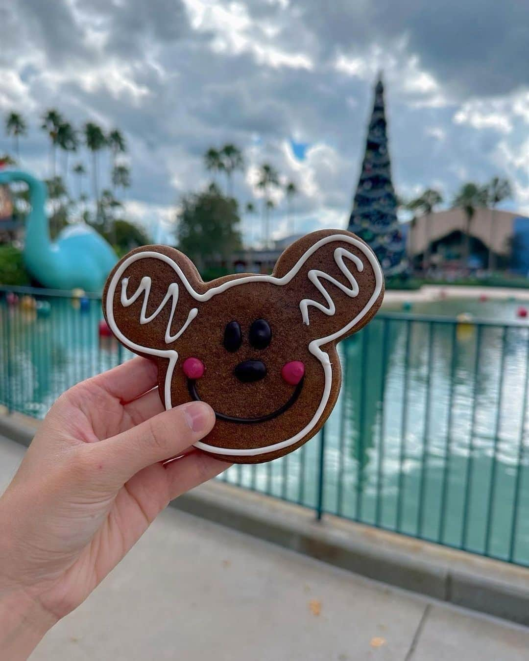 Walt Disney Worldのインスタグラム：「Seasons treatings! 🎅🍪🥛 Tag a friend and if they don’t respond in 15 minutes they owe you a holiday goodie! (📸: tagged)」