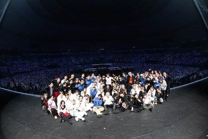 日高光啓のインスタグラム：「D.U.N.K. in 京セラDome 2days ありがとうございました！！本当に素敵な空間を作れた事を誇りに思います。そして感謝しています！そして何より、楽しかった！  だし！裏で皆がワイワイやってたり、それを見てるのが本当に幸せだった笑。  15年前に「こういうのがあったらいいのにー！」「というか絶対に必要な物だと思う！」というのを現実にしたのがD.U.N.K.でもあるんだけど、  皆（含むあなた）の作ってくれた空気が、「やっぱええよなこういうの！」を証明してくれた二日間でした！  コラボの数々が本当に、爆発してたね！ だし！ アーティストそれぞれのパフォーマンスがもう！スタイルウォーズでかっこよすぎて😭  アイドルでもアーティストでも呼び方はなんでも色んなスタイルの方々がいっぱいいるけど、  俺はほんっとうに自分のスタイルを磨いて頑張ってる人達が大好きだし、  こればっかりは、どこの事務所、とかバックグラウンドとか関係なく、同じ時代を同じ物が好きで生きてる一人間同士として、楽しいとか幸せとかを一個でも増やしていきたいし、そういう場所や心を守る為に残りの人生使って闘っていきたいな、と強く思います。  歴史変えるぞー！って言って始めた今回だったんだけど、本当にそのバイブスとクオリティの物ができましたので、来てくれた皆でマジでよかったなって思ってくれたら、広めてくださいっ笑  そして多分来年自慢できるものになる…と思うので、配信でもなんでも見てくれたら嬉しい限り！ まだまだ頑張るぞー！！  P.S. 日付変わったら SKY-HI x Nissy "SUPER IDOL"リリースなんで、よろしくどうぞです。 たくさん頑張って作ったすっごい素敵な作品だよ！明日MVもでます！  カメラマン  ハタサトシ 藤井拓 ヤオタケシ   #D_U_N_K_ #SKYHIxNissy #SUPERIDOL」