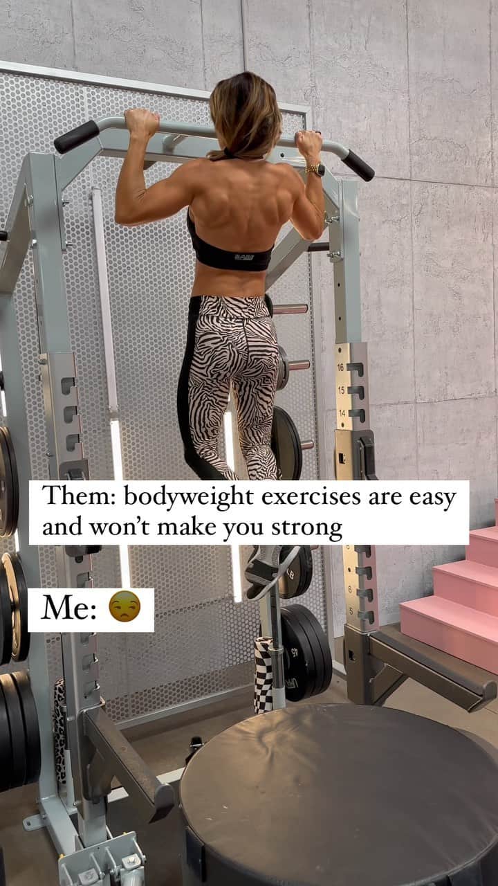 Alexia Clarkのインスタグラム：「Bodyweight exercises are completely underrated! What do you think?   I remember watching @shawnjohnson in the Olympics and my mind being blown by her strength!  Everyone thinks you have to have dumbbells and plates to put on muscle but the home workouts on my program a lot of times are more difficult than the gym ones and thousands of women that workout at home using my program say they have never been so strong in their life.   #strength #strongwomen #fitness」
