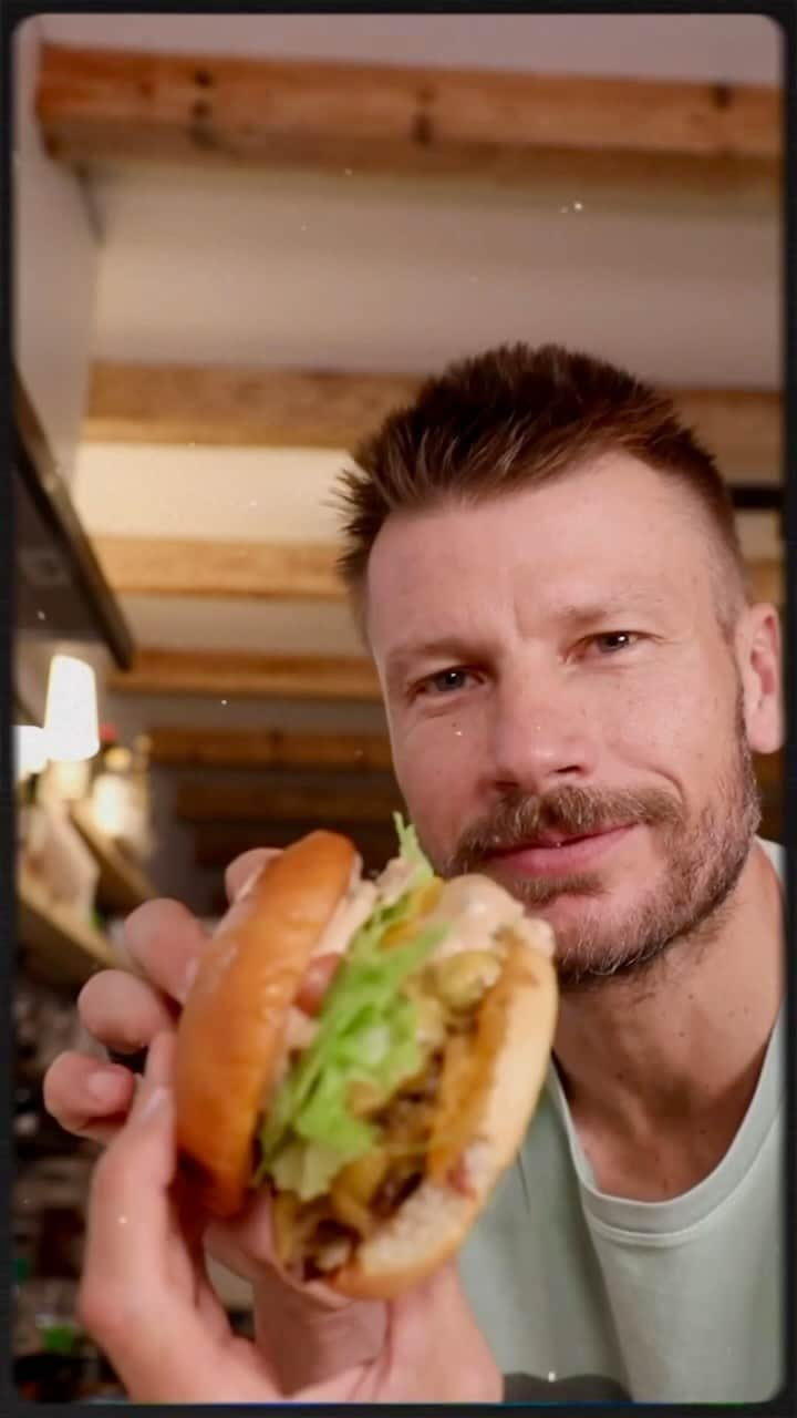 Rodrigo Hilbertのインスタグラム：「Hamburguin caseiro nesse domingão é um espetáculo! 🍔 Faz o seu aí em casa e me marca pra eu pegar umas dicas.   #hamburguer #feitoemcasa」