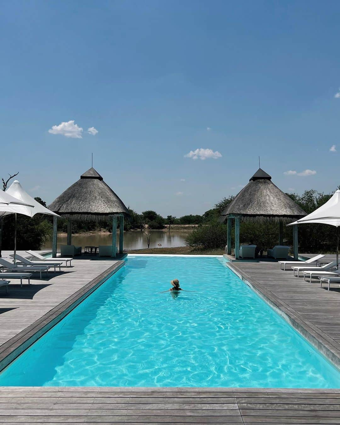 Remiのインスタグラム：「my spot of the day🍹🦒🐃🦌🏖 サバンナの野生動物に出会えるインフィニティプール💕 今回滞在したカパマリバーロッジの一番お気に入りの場所🤍  ———— 📍#KrugerNationalPark , #SouthAfrica🇿🇦 🐘 @kapamaprivategamereserve  👨‍👩‍👧‍👦 @hh.channel2023  🗓 2023.11.24-26  世界一周日記はアメブロ& @hh.channel2023 にて🎬  #インフィニティプール #カパマリバーロッジ #クルーガー国立公園 #アフリカサファリ #サファリ旅 #子連れアフリカ #子連れ旅行 #子連れ世界一周 #世界一周中 #世界一周旅行 #kapama #kapamariverlodge #krugerpark #SouthAfrica #🇿🇦#worldroundtrip #africansafari #safarilife #remi_world2023」