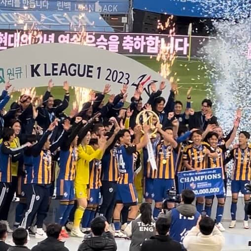 植田朝日のインスタグラム：「🇰🇷🇰🇷🇰🇷  現在の韓国のナショナルダービー蔚山vs全北を見て来たぞ！  既に優勝を決めてる蔚山はやっぱり強かったね！w  そして、洪明甫はカリスマであり、その右腕の池田正剛さんにはリスペクトしかないよ。  だって、日本人が韓国のチャンピオンチームのコーチって凄くない⁉️  良いものを見ました。  #サッカー旅 #韓国サッカー #Kリーグ #蔚山現代 #洪明甫 #朝日旅 #FooTravelleR」