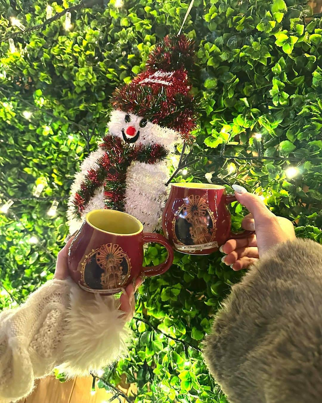 桑原茉萌さんのインスタグラム写真 - (桑原茉萌Instagram)「毎年必ず行ってる #クリスマスマーケット 🎄🎅🎁❤️💚  #今年は明治神宮外苑でクリスマスマーケット が開催されてるから、今のタイミングで行くと #いちょう並木 も見れるしクリスマスマーケットも楽しめるし一石三鳥すぎて最高だった😭👏✨  日が暮れる前に行っていちょう並木で写真撮って、 夜はクリスマスマーケットのコースにすると 色んな写真撮れるからデートとか女の子にはオススメすぎる❣️  くまさんのツリーがめちゃかわでした🧸✨  台湾から日本に遊びに来てる友達のりかちゃんとデートしたよ🇹🇼 喜んでくれて良かった❤️❤️  #クリスマス #クリスマスマーケット #christmas #xmas #クリスマスツリー #クリスマスコーデ #pr #クリスマスデート #デート #デートスポット #明治神宮外苑 #japantravel #japantrip #japan #japanphoto #🇯🇵」12月3日 23時41分 - cindystory__