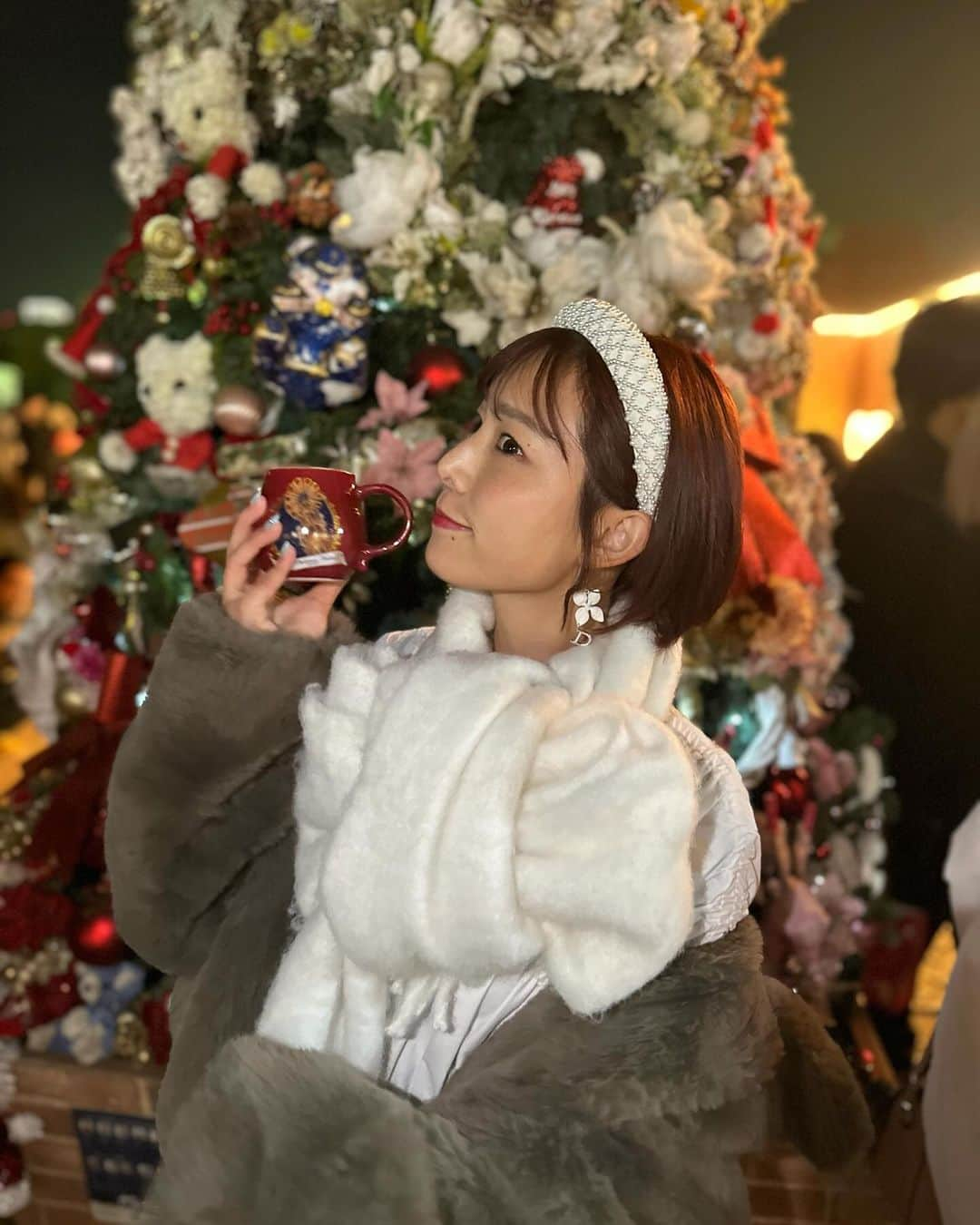 桑原茉萌さんのインスタグラム写真 - (桑原茉萌Instagram)「毎年必ず行ってる #クリスマスマーケット 🎄🎅🎁❤️💚  #今年は明治神宮外苑でクリスマスマーケット が開催されてるから、今のタイミングで行くと #いちょう並木 も見れるしクリスマスマーケットも楽しめるし一石三鳥すぎて最高だった😭👏✨  日が暮れる前に行っていちょう並木で写真撮って、 夜はクリスマスマーケットのコースにすると 色んな写真撮れるからデートとか女の子にはオススメすぎる❣️  くまさんのツリーがめちゃかわでした🧸✨  台湾から日本に遊びに来てる友達のりかちゃんとデートしたよ🇹🇼 喜んでくれて良かった❤️❤️  #クリスマス #クリスマスマーケット #christmas #xmas #クリスマスツリー #クリスマスコーデ #pr #クリスマスデート #デート #デートスポット #明治神宮外苑 #japantravel #japantrip #japan #japanphoto #🇯🇵」12月3日 23時41分 - cindystory__