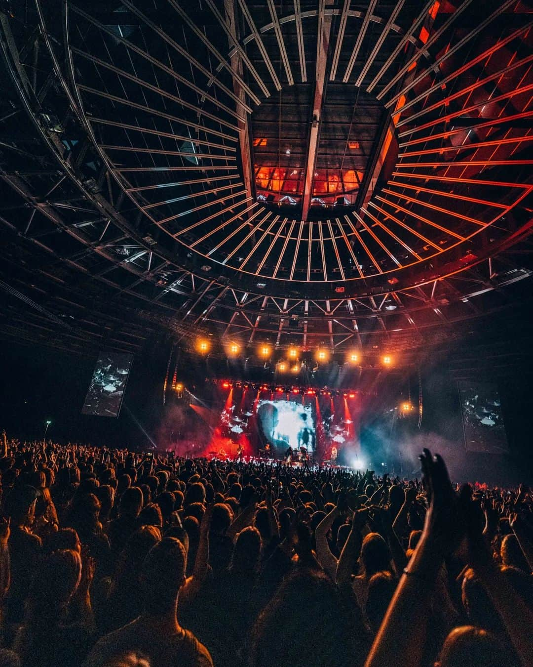 ホージアさんのインスタグラム写真 - (ホージアInstagram)「Had a very sweet time playing these songs to everyone who joined us in Berlin. Thank you for being such a great audience, loved getting to spend this time in the city 🖤   📸 @ruthlessimagery」12月3日 23時43分 - hozier