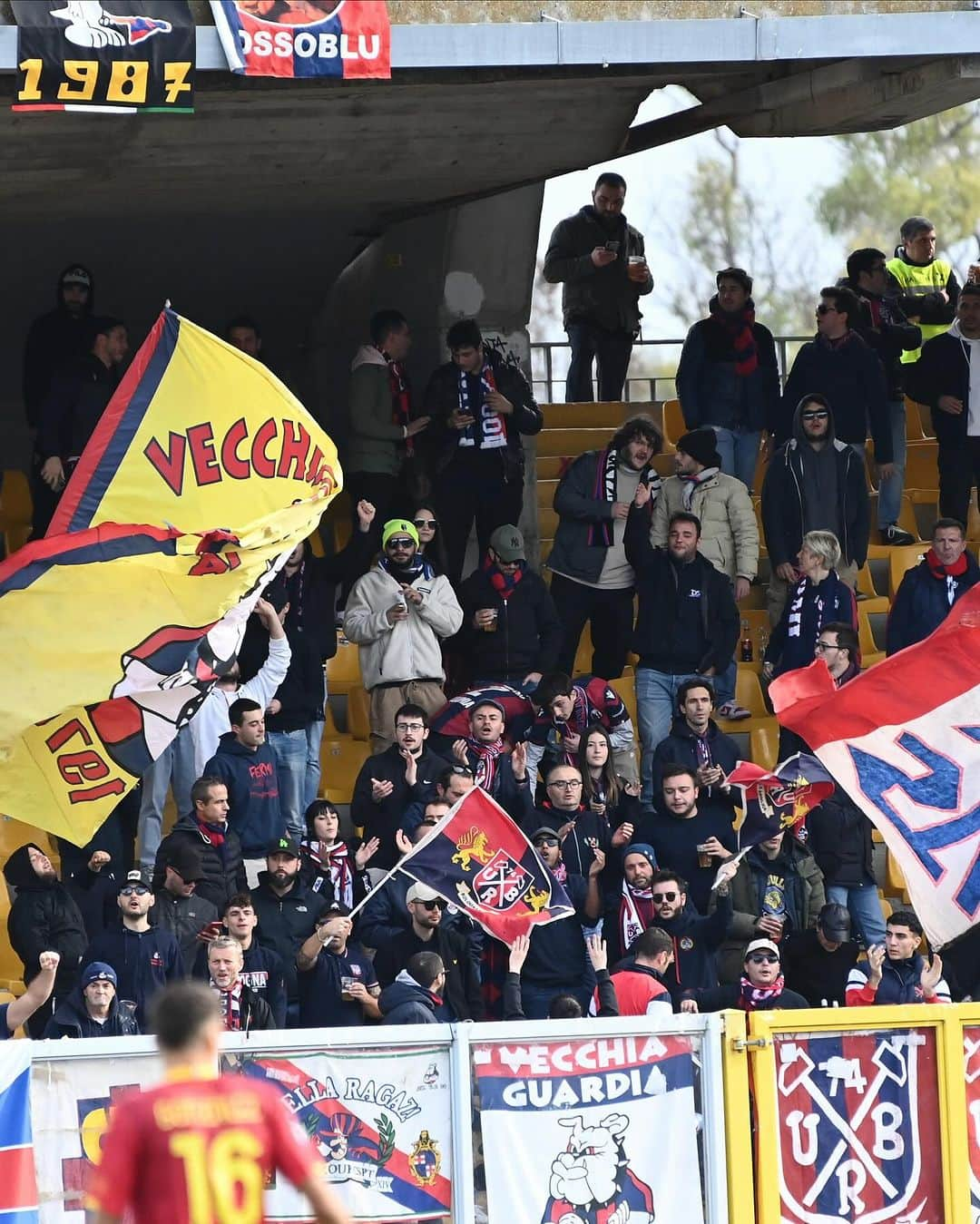 ボローニャFCのインスタグラム：「Anche oggi come sempre grazie del sostegno rossoblù ❤️💙  #ForzaBFC #WeAreOne」