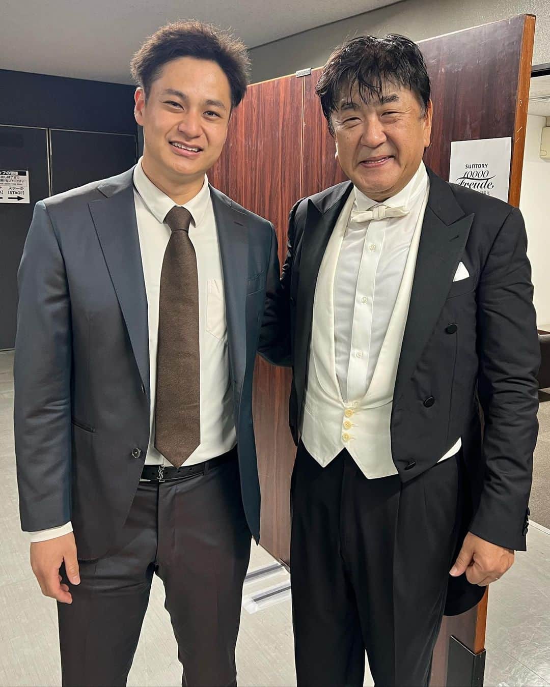 大竹耕太郎さんのインスタグラム写真 - (大竹耕太郎Instagram)「サントリー1万人の第9に ゲスト出演させて頂きました。 1万人での大合唱に鳥肌が止まりませんでした。 音楽と野球, 一見対極のようですが それらによって沢山の人々を感動させられる, 明日への活力や勇気を与えられる という点では同じだと思います。 僕が今日心打たれたように, 僕もプレーで勇気や感動を届けられるように 頑張りたいなと改めて思わされました。 お招き頂きありがとうございました！ #1万人の第九  #佐渡裕  さん #田中圭　さん #二桁勝利お祝いスーツ #早速着させて頂きました #岩貞大先輩ありがとうございます」12月3日 23時48分 - ohtake_49
