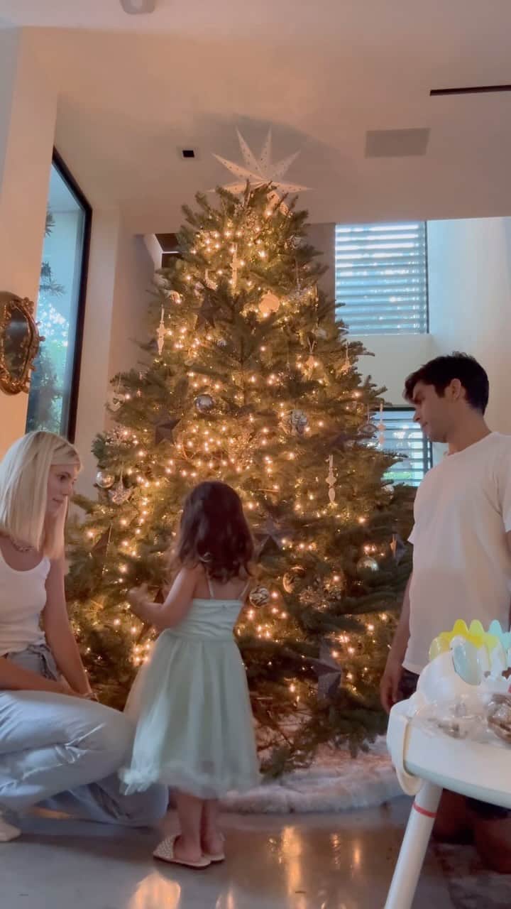 デヴォン・ウィンザーのインスタグラム：「Favorite time of year! 🎄」