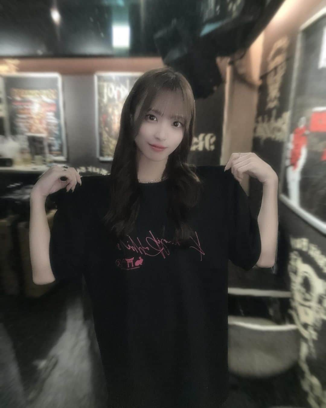 綺音のインスタグラム：「GEKIROCK CLOTHINGコラボ🖤 神薙ラビッツ 5th Anniversary ONE MAN LIVE ver  ご来店いただきありがとうございました！👚  #神薙ラビッツ #激ロック #gekirock #アマツカミ #コラボグッズ #サブカル #渋谷 #アイドル」