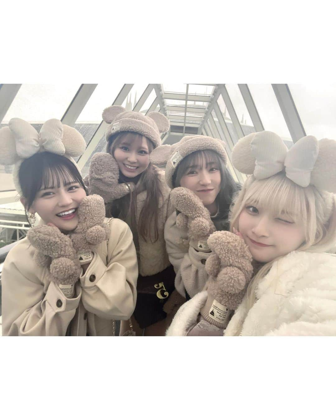 齋藤樹愛羅さんのインスタグラム写真 - (齋藤樹愛羅Instagram)「🏰♡       4人でディズニーランド行ったよ♩    みんなと行けて嬉しかった〜〜(;_;)   もこもこおそろのみんな可愛すぎるの т_т♡   ツーショットはメンバーの誕生日の時とかに載せようかな！        思い出……⟡.     (内カメの液晶シート割れてて画質変になってます泣)」12月4日 0時03分 - saito_kiara_