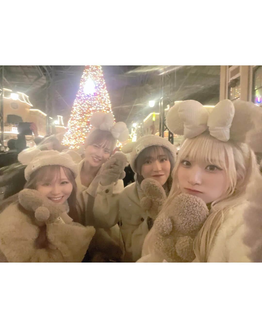 齋藤樹愛羅さんのインスタグラム写真 - (齋藤樹愛羅Instagram)「🏰♡       4人でディズニーランド行ったよ♩    みんなと行けて嬉しかった〜〜(;_;)   もこもこおそろのみんな可愛すぎるの т_т♡   ツーショットはメンバーの誕生日の時とかに載せようかな！        思い出……⟡.     (内カメの液晶シート割れてて画質変になってます泣)」12月4日 0時03分 - saito_kiara_