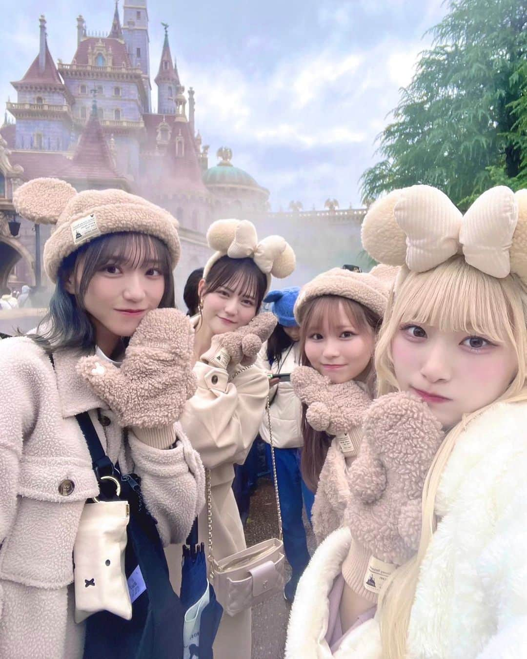 齋藤樹愛羅さんのインスタグラム写真 - (齋藤樹愛羅Instagram)「🏰♡       4人でディズニーランド行ったよ♩    みんなと行けて嬉しかった〜〜(;_;)   もこもこおそろのみんな可愛すぎるの т_т♡   ツーショットはメンバーの誕生日の時とかに載せようかな！        思い出……⟡.     (内カメの液晶シート割れてて画質変になってます泣)」12月4日 0時03分 - saito_kiara_