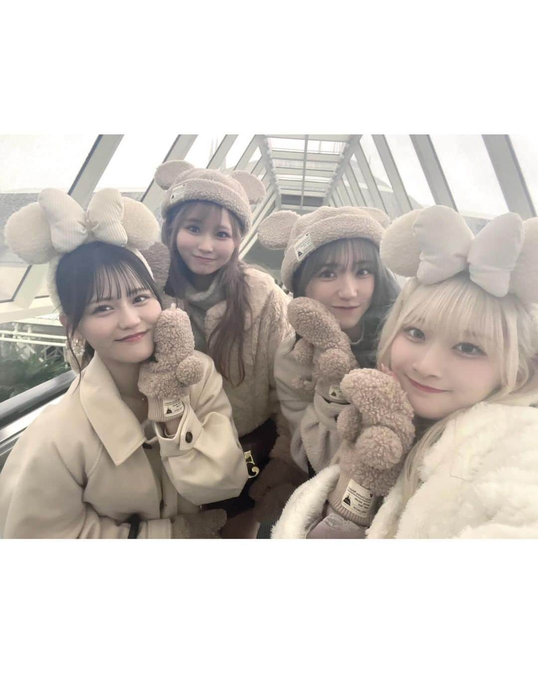 齋藤樹愛羅さんのインスタグラム写真 - (齋藤樹愛羅Instagram)「🏰♡       4人でディズニーランド行ったよ♩    みんなと行けて嬉しかった〜〜(;_;)   もこもこおそろのみんな可愛すぎるの т_т♡   ツーショットはメンバーの誕生日の時とかに載せようかな！        思い出……⟡.     (内カメの液晶シート割れてて画質変になってます泣)」12月4日 0時03分 - saito_kiara_