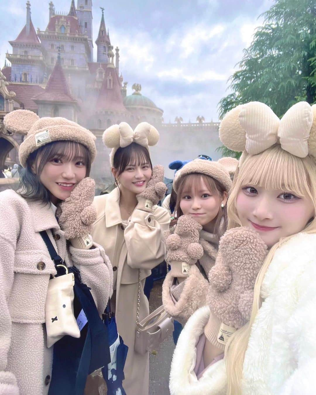 齋藤樹愛羅のインスタグラム：「🏰♡       4人でディズニーランド行ったよ♩    みんなと行けて嬉しかった〜〜(;_;)   もこもこおそろのみんな可愛すぎるの т_т♡   ツーショットはメンバーの誕生日の時とかに載せようかな！        思い出……⟡.     (内カメの液晶シート割れてて画質変になってます泣)」