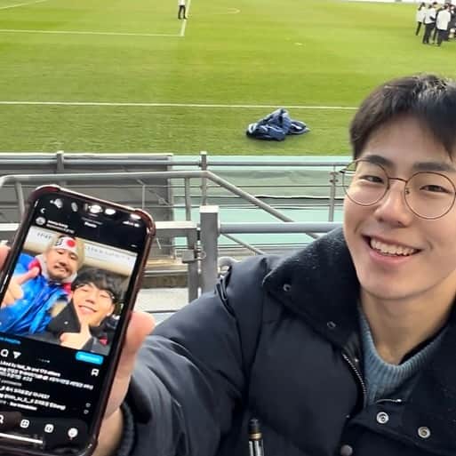 植田朝日さんのインスタグラム写真 - (植田朝日Instagram)「🇰🇷🇰🇷🇰🇷  韓国でもちょいちょい声をかけられるんだけど、返答に困る？？  『江坂、天野、どっちの応援ですか？』  だよな。。。  普通は日本人の応援に行くんだよな！?  でも、オレは普通にサッカーが見たくて来てるんだよね。苦笑  そして、前に撮った写真を持って来る強者も。苦笑  #サッカー旅 #韓国サッカー #Kリーグ #韓国サポーター #朝日旅 #FooTravelleR」12月4日 0時04分 - asahiman