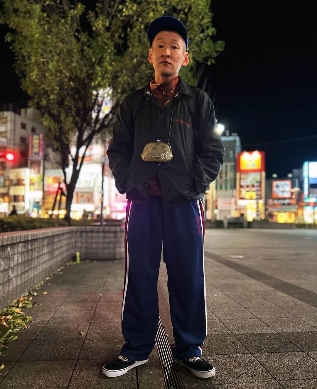 市川刺身さんのインスタグラム写真 - (市川刺身Instagram)「今日の服装。 幕張と渋谷でライブの日。  お土産でもらった良い感じの柄のフリースを着たくてその上にZORLACのコーチジャケット。 最高円寺のジャージ。 青の光沢ある帽子にVANSの招き猫に金のがま口でmont-bellのメッシュリュック。  幕張出番終わりに渋谷で蛙亭イワクラさん主催のおなららいぶぅ〜にて本物のオナラを舞台袖で出したら1発1000円イワクラさんがくれるというライブで3000円頂きました。 高円寺帰ってきてロータリーで撮りました。 明日は昼前からラジオ録りなのでおたよりお待ちしてます。 イワクラさんありがとうございます。  #今日着た服 #ファッション #古着 #おなら #屁 #蛙亭」12月3日 23時56分 - soitsudoitsu