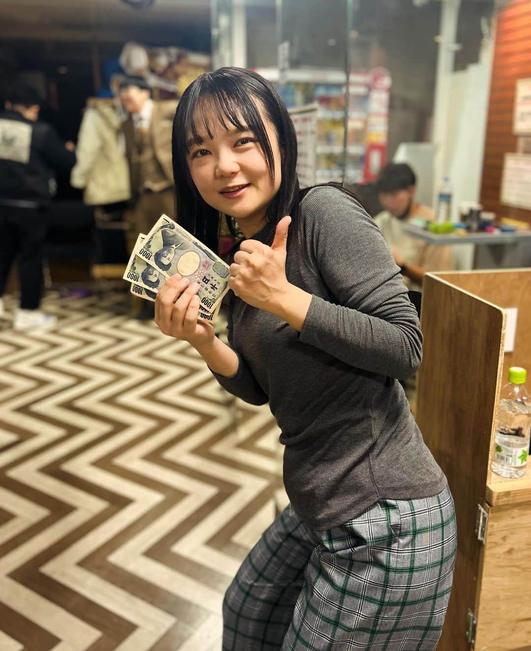 市川刺身さんのインスタグラム写真 - (市川刺身Instagram)「今日の服装。 幕張と渋谷でライブの日。  お土産でもらった良い感じの柄のフリースを着たくてその上にZORLACのコーチジャケット。 最高円寺のジャージ。 青の光沢ある帽子にVANSの招き猫に金のがま口でmont-bellのメッシュリュック。  幕張出番終わりに渋谷で蛙亭イワクラさん主催のおなららいぶぅ〜にて本物のオナラを舞台袖で出したら1発1000円イワクラさんがくれるというライブで3000円頂きました。 高円寺帰ってきてロータリーで撮りました。 明日は昼前からラジオ録りなのでおたよりお待ちしてます。 イワクラさんありがとうございます。  #今日着た服 #ファッション #古着 #おなら #屁 #蛙亭」12月3日 23時56分 - soitsudoitsu