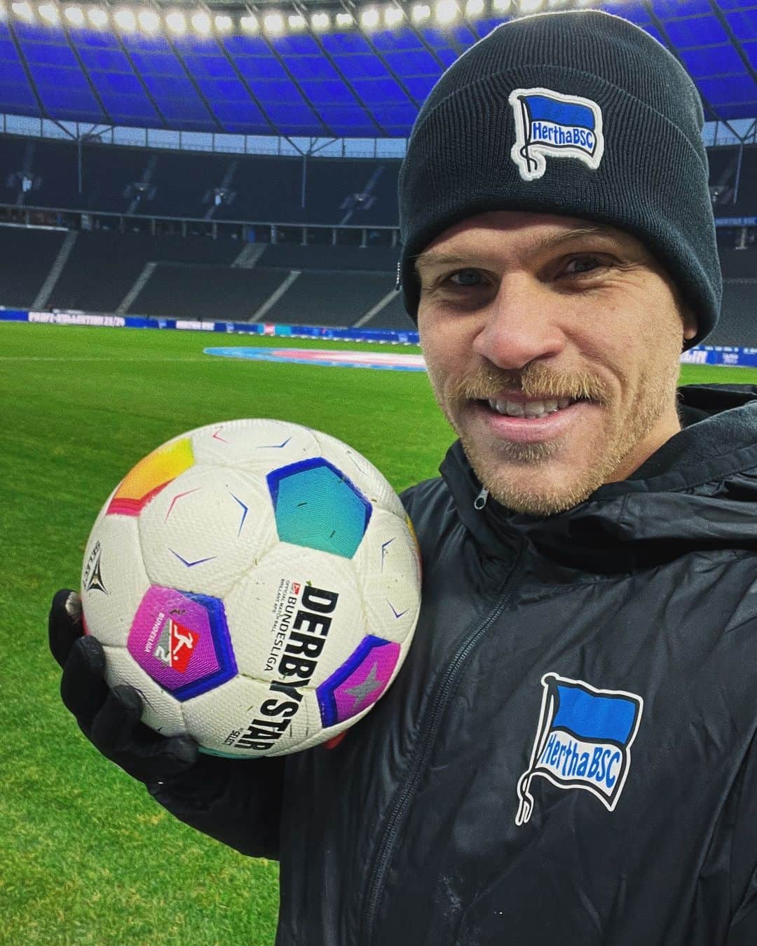 ヘルタ・ベルリンのインスタグラム：「Der Ball kommt mit nach Hause! 💙  #BSCELV #HaHoHe」