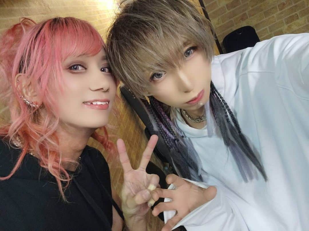 靖乃のインスタグラム：「先週の想い出✨🌹✨ 早くもライブから一週間以上経ってしもたんやなぁ… 楽しかったからまた一緒に演りたいな🎵  この写真達を撮った2〜3時間後には職質で車停められてました(笑)」