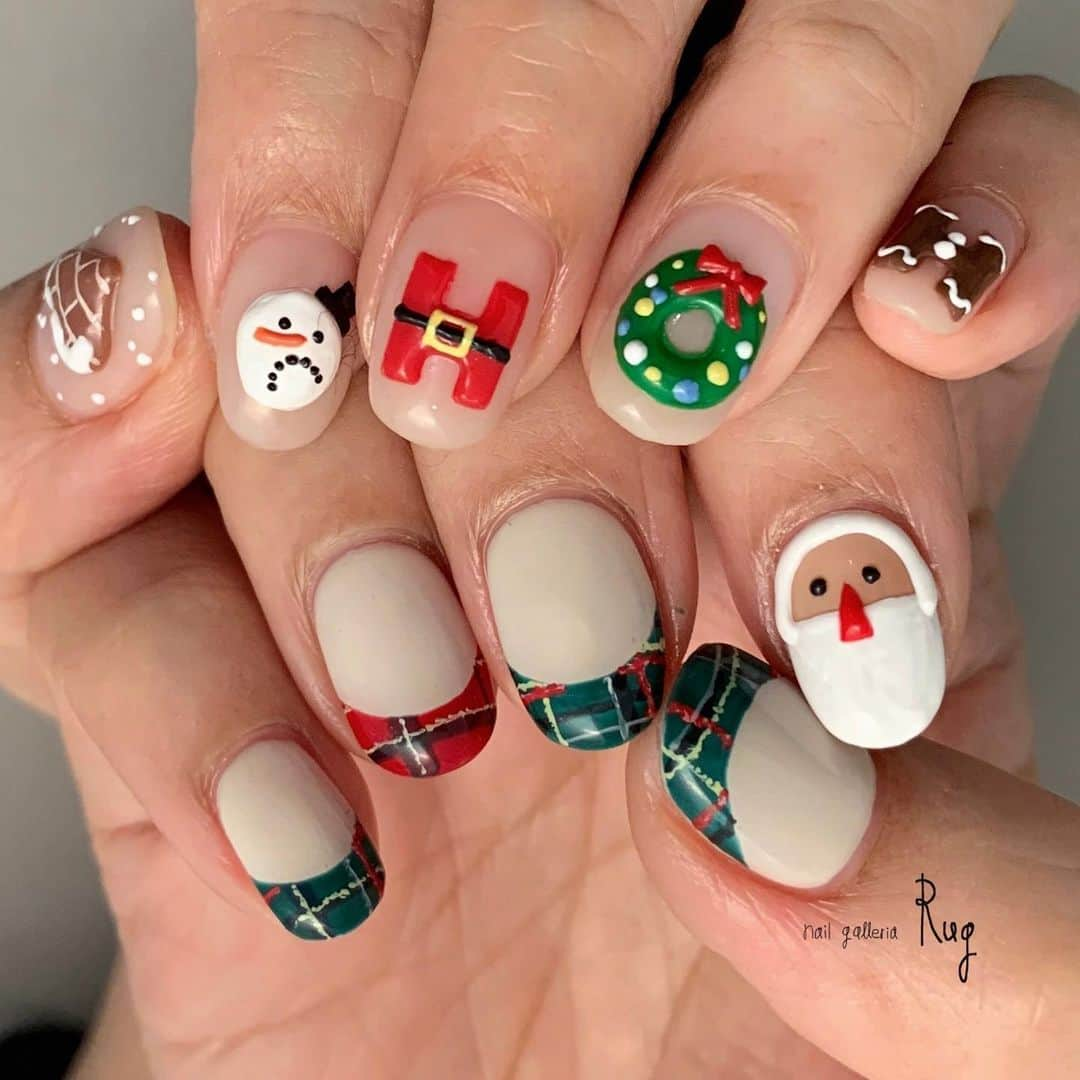 aoki_nailさんのインスタグラム写真 - (aoki_nailInstagram)「・  popなクリスマス🎄  チェックの布 貼り付けたみたいな フレンチ×柄💘  アシンメトリーに 近いこの6:4のバランスも おすすめ。 セミアシンメトリーと 命名🎊  nailgalleria  Rug〈ラグ〉 大阪市北区中崎西2-6-3  #nailstagram #japanesenailart #nailswatch  #クリスマスネイル#naturalnails #ショートネイル #naildesign #ネイルデザイン #冬ネイル #タイガースネイル #クリスマスコーデ #サンタネイル #likeforlike #xmasネイル# #キャラネイル#2023aw#クリスマスデザイン #christmasnail#rugxmassample#are#アレ#hpb_nail」12月4日 0時00分 - aoki_nail