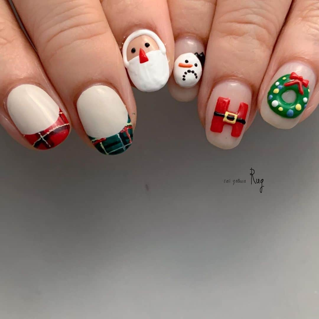 aoki_nailさんのインスタグラム写真 - (aoki_nailInstagram)「・  popなクリスマス🎄  チェックの布 貼り付けたみたいな フレンチ×柄💘  アシンメトリーに 近いこの6:4のバランスも おすすめ。 セミアシンメトリーと 命名🎊  nailgalleria  Rug〈ラグ〉 大阪市北区中崎西2-6-3  #nailstagram #japanesenailart #nailswatch  #クリスマスネイル#naturalnails #ショートネイル #naildesign #ネイルデザイン #冬ネイル #タイガースネイル #クリスマスコーデ #サンタネイル #likeforlike #xmasネイル# #キャラネイル#2023aw#クリスマスデザイン #christmasnail#rugxmassample#are#アレ#hpb_nail」12月4日 0時00分 - aoki_nail