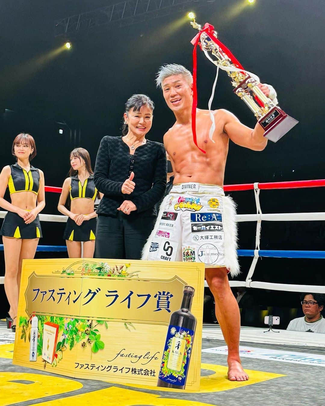 城戸康裕のインスタグラム：「2R KOで勝ったよー😄 ・ ・ きーちゃんハイキックがバチっと🦶 ・ ・ 草MAX選手、ありがとうございました！ ・ ・ お互いこれからも頑張りましょう❗️ ・ ・ さぁーー、最高の12月が待ってんぞーー😆✨✨ ・ ・ @bigbangt1  @taniyamagym  #kickboxing #fighter」