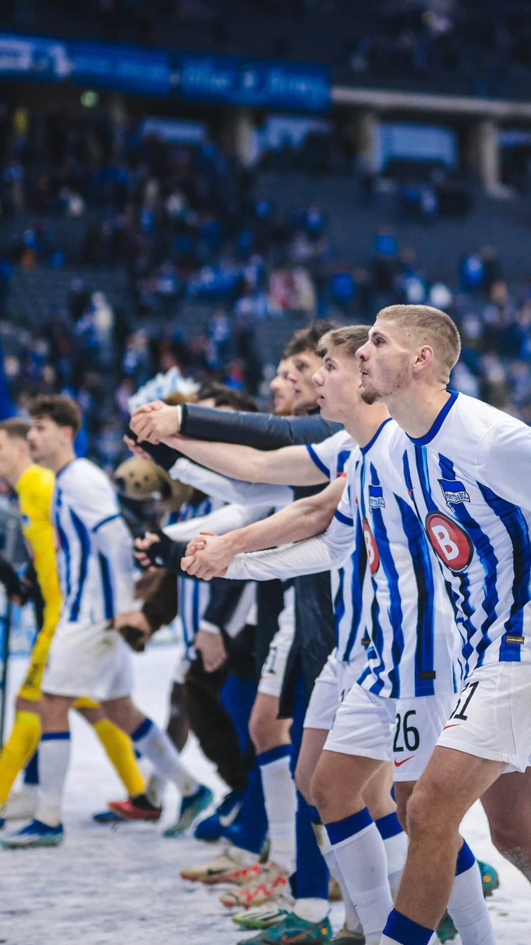 ヘルタ・ベルリンのインスタグラム：「In diesem Sinne wünschen wir euch einen schönen ersten Advent & einen angenehmen Sonntag! 🕯️💙  #HaHoHe」