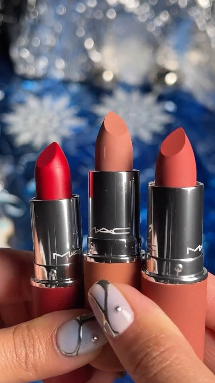 M·A·C Cosmetics BRのインスタグラム：「#MeuPresenteÉMAC Marca aqui aquele @ e dê uma dica do seu presente ideal! 💋  Produto do vídeo: 💋Trio de Batons M•A•C Hail to the Chic!  Toque na tela e garanta o seu presente especial, com produtos prontos para presentear em embalagens exclusivas🤍  #MACCosmetics #MACCosmeticsBrasil #MACBizarreBlizzardBash #MACHoliday #MeuPresenteÉMAC」