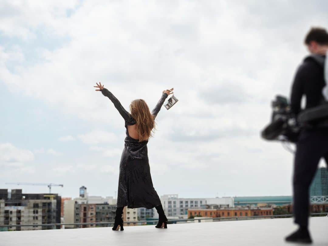 コーチさんのインスタグラム写真 - (コーチInstagram)「Shine >>>> everything else. 💎   Behind the scenes with #JenniferLopez from our #WearYourShine film.   #WearYourShine is a call to resist your inner critic and show your most confident self.  #CourageToBeReal #CoachNY」12月4日 0時07分 - coach