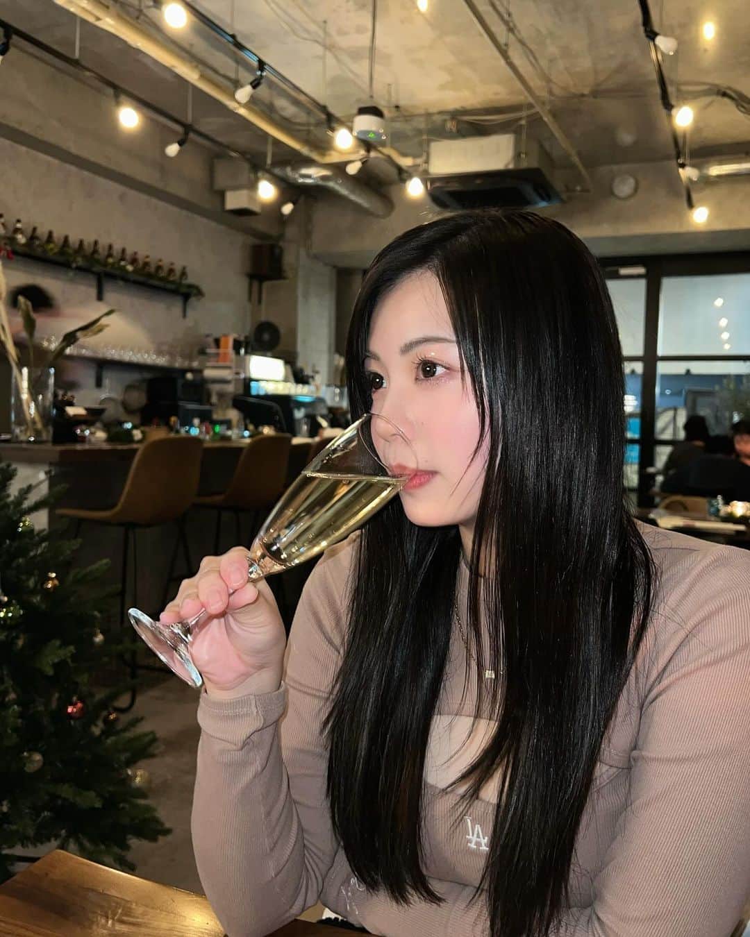 加藤愛梨さんのインスタグラム写真 - (加藤愛梨Instagram)「☽𝑑𝑖𝑛𝑛𝑒𝑟 ‎☽ 🍸🍽 #ぁぃりんぐるめ   　 　 雰囲気が素敵で、視界も舌も幸せだった🌃 30種類もクラフトビールが置いてあるの！ ビールカードを見ながら好みなビールを注文🍺  私は都内でもほとんど飲むことができないお店でも一番人気な"マスカットピルス"にしたよ💚🍇 香りだかくて飲みやすかった!!  また行きたいな♩  　 　 　  🏷カフェ&バー 「ArlEee nakameguro」 @arleee_nakameguro   📍東京都目黒区青葉台1-14-4 CONTRAL nakameguro 1F  　 　 　   #中目黒  #中目黒カフェ  #中目黒グルメ  #中目黒ディナー  #目黒  #目黒グルメ  #目黒グルメ  #クラフトビール  #ビール女子  #ビール好き  #ビール好きな人と繋がりたい  #オシャカフェ  #ビールバー  #バー  #都内グルメ  #都内デート」12月4日 0時10分 - l_ovepear
