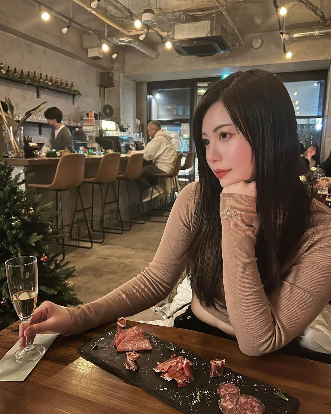 加藤愛梨さんのインスタグラム写真 - (加藤愛梨Instagram)「☽𝑑𝑖𝑛𝑛𝑒𝑟 ‎☽ 🍸🍽 #ぁぃりんぐるめ   　 　 雰囲気が素敵で、視界も舌も幸せだった🌃 30種類もクラフトビールが置いてあるの！ ビールカードを見ながら好みなビールを注文🍺  私は都内でもほとんど飲むことができないお店でも一番人気な"マスカットピルス"にしたよ💚🍇 香りだかくて飲みやすかった!!  また行きたいな♩  　 　 　  🏷カフェ&バー 「ArlEee nakameguro」 @arleee_nakameguro   📍東京都目黒区青葉台1-14-4 CONTRAL nakameguro 1F  　 　 　   #中目黒  #中目黒カフェ  #中目黒グルメ  #中目黒ディナー  #目黒  #目黒グルメ  #目黒グルメ  #クラフトビール  #ビール女子  #ビール好き  #ビール好きな人と繋がりたい  #オシャカフェ  #ビールバー  #バー  #都内グルメ  #都内デート」12月4日 0時10分 - l_ovepear