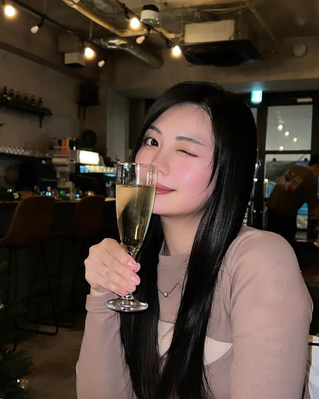 加藤愛梨さんのインスタグラム写真 - (加藤愛梨Instagram)「☽𝑑𝑖𝑛𝑛𝑒𝑟 ‎☽ 🍸🍽 #ぁぃりんぐるめ   　 　 雰囲気が素敵で、視界も舌も幸せだった🌃 30種類もクラフトビールが置いてあるの！ ビールカードを見ながら好みなビールを注文🍺  私は都内でもほとんど飲むことができないお店でも一番人気な"マスカットピルス"にしたよ💚🍇 香りだかくて飲みやすかった!!  また行きたいな♩  　 　 　  🏷カフェ&バー 「ArlEee nakameguro」 @arleee_nakameguro   📍東京都目黒区青葉台1-14-4 CONTRAL nakameguro 1F  　 　 　   #中目黒  #中目黒カフェ  #中目黒グルメ  #中目黒ディナー  #目黒  #目黒グルメ  #目黒グルメ  #クラフトビール  #ビール女子  #ビール好き  #ビール好きな人と繋がりたい  #オシャカフェ  #ビールバー  #バー  #都内グルメ  #都内デート」12月4日 0時10分 - l_ovepear