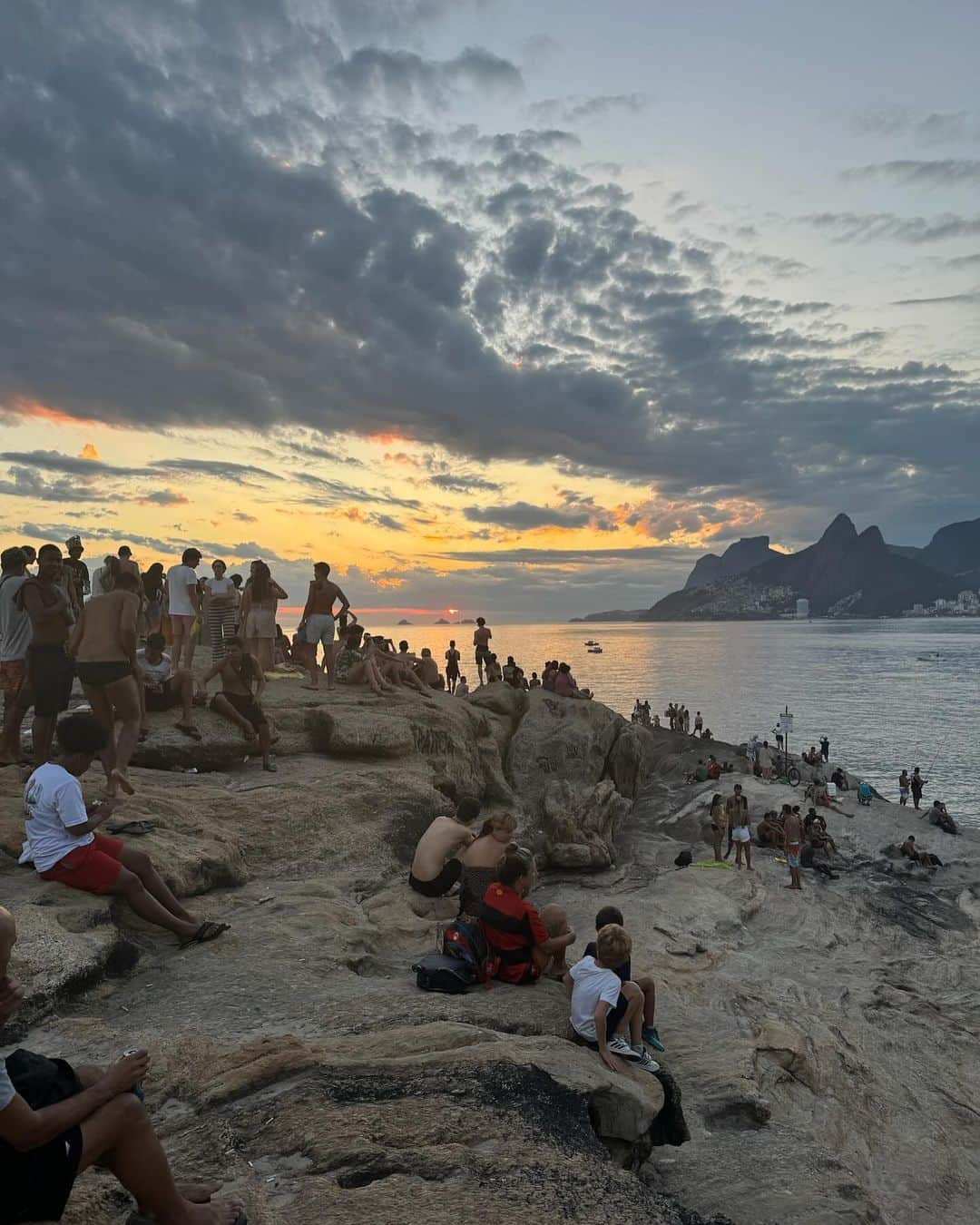 カーリー・レイ・ジェプセンのインスタグラム：「In Rio, when the sun goes down, there is a big rock mountain that people pile onto for the best view imaginable. As the last little glow of orange disappears behind the water everyone erupts into applause. I wish I had filmed it, but here’s a picture, and a few more precious moments from our trip. Thank you to @yponacarlo for showing us the secret beaches and best gelato spots. Already landed in São Paulo ready to dance and take in all the beauty that Brazil has to offer.」