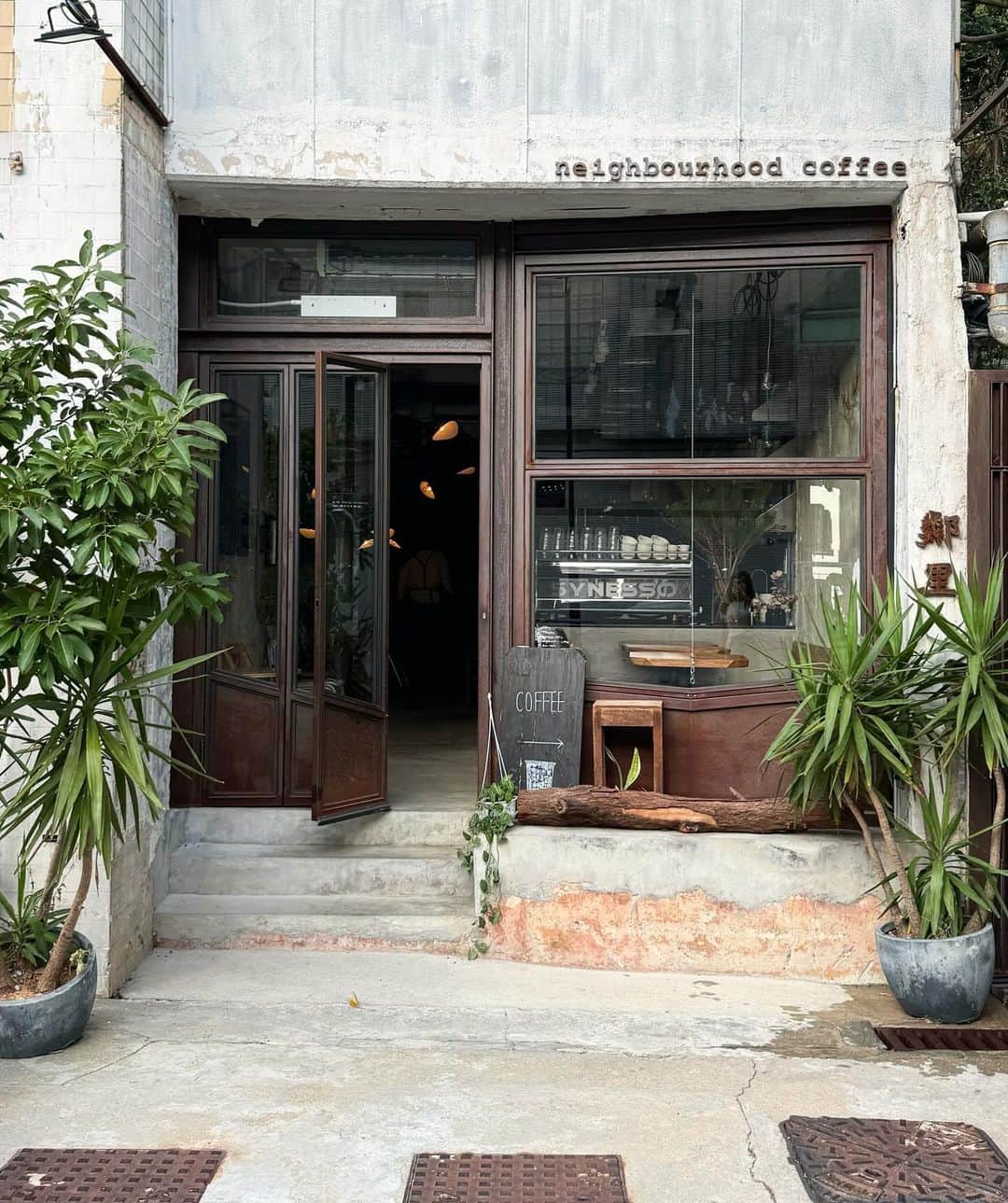 SARAのインスタグラム：「Hong Kong coffee stops☕️💭 @nbhd_coffee  @elixircoffee.hk  @thecoffeeacademics  @cuppingroom.hk  @fineprint.hk  @cheunghing419_  @winstonscoffee」