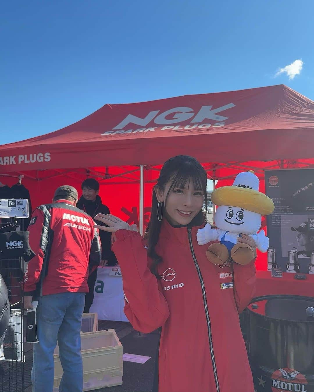 葉月美優さんのインスタグラム写真 - (葉月美優Instagram)「❥ 初めてのNISMO FESTIVALでした🏎🏁  SUPER GTの時とは違った雰囲気𓂃.◌𓈒𖡼𓂂 どのコンテンツも新鮮で楽しかったです。 ファンの皆さんもとても楽しかったのではないでしょうか。  NGKスパークプラグにもお立ち寄りくださり、ありがとうございました(*´ω｀*)💗 お声をかけてくださった方々もありがとうございます！  NISMOでよかった𓈒𓏸𓈒𓐍     #ngkスパークプラグ #nismo #nissan #supergt #スーパーgt #supergt2023 #nismofestival #フェアレディz #gtr #supercar #スーパーカー #fsw #富士スピードウェイ #ngksparkplugs #racequeen #レースクイーン #motul #葉月美優 #サーキットへ行こう #サーキット女子 #サーキットトレーニング #サーキット遊び」12月4日 0時18分 - miu_haduki
