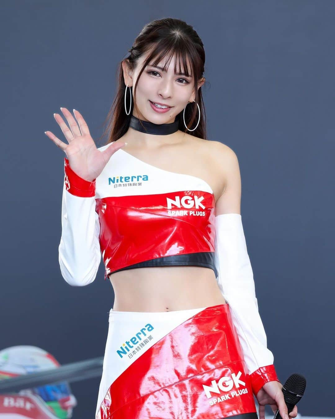 葉月美優のインスタグラム：「❥ 初めてのNISMO FESTIVALでした🏎🏁  SUPER GTの時とは違った雰囲気𓂃.◌𓈒𖡼𓂂 どのコンテンツも新鮮で楽しかったです。 ファンの皆さんもとても楽しかったのではないでしょうか。  NGKスパークプラグにもお立ち寄りくださり、ありがとうございました(*´ω｀*)💗 お声をかけてくださった方々もありがとうございます！  NISMOでよかった𓈒𓏸𓈒𓐍     #ngkスパークプラグ #nismo #nissan #supergt #スーパーgt #supergt2023 #nismofestival #フェアレディz #gtr #supercar #スーパーカー #fsw #富士スピードウェイ #ngksparkplugs #racequeen #レースクイーン #motul #葉月美優 #サーキットへ行こう #サーキット女子 #サーキットトレーニング #サーキット遊び」