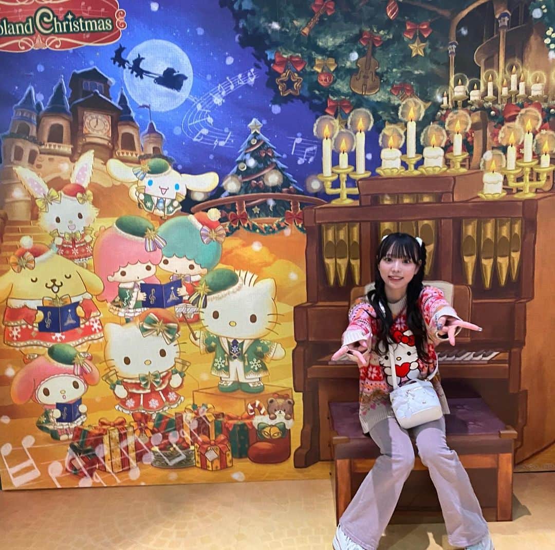澤田美晴のインスタグラム：「ちょっと......ピューロに行きたすぎる気持ちがとめどなく溢れてくるので 前にピューロクリスマスした時の写真を投稿してもいいですか！？🩷🩷🩷  この日のコーデと髪型、妹がすんごい可愛い〜って褒めてくれたんだ〜👸🏼🩷🩷🩷🩷 カジュアルキティ冬ギャルコーデ！というテーマで行きました🤣🩷⭐︎  天才カメラマン妹がとってもいい写真をこれとはまた別に撮ってくれたのでそれはまた今度載せますね⭐︎  そしてなんといっても！ ピューロクリスマスの新しいショー 🎄Very Merry Concert🎄 とっても良いよ！！！！！！✨ ナカヨクコネクトと同じ様な形式のショーなんだけども やっぱりクリスマスの音楽って最高だよね〜🎄💚💚💚 心が1番わくわくするよね👯‍♀️🩷 衣装もとっても可愛くておすすめ🎀⭐︎ ピューロ行った時は是非みてほしい！🩵 が！！！！！良い席を取るとなるとだいぶ戦争なのでお気をつけを...！！！ ルールを守って場所取りしましょ〜🥹✨！ (ちょっと遠めなら大丈夫だと思う！)  舞台終わったらぜーーーーったいいくんだ🎀🩷🩷🩷  そんな舞台が水曜日から始まるから お時間があったら是非観に来て欲しいです❤️‍🔥！ 頑張ります！❤️‍🔥❤️‍🔥❤️‍🔥」