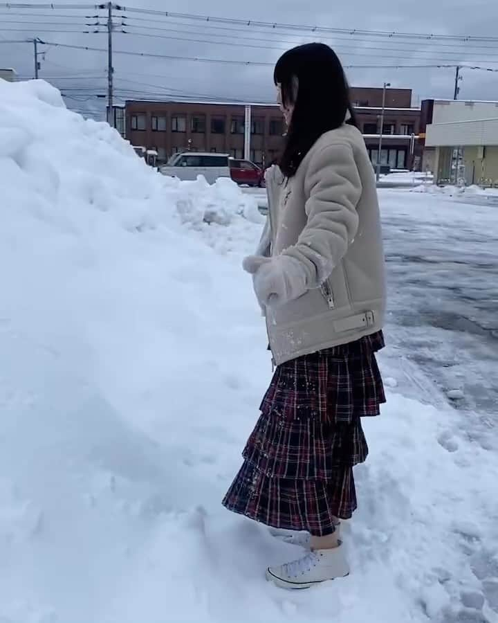 中村千尋のインスタグラム：「憧れだった雪に飛び込むやつやってみた 思ったのとなんか違う笑」