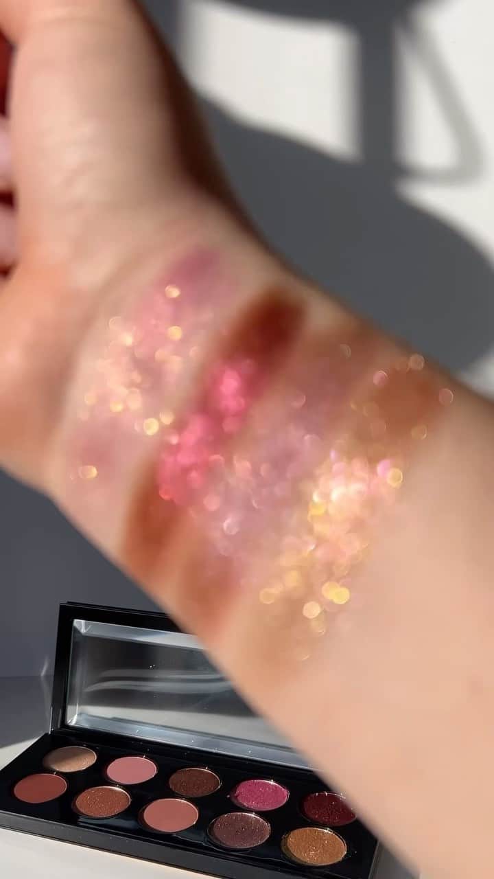 パット・マグラスのインスタグラム：「SUNLIT SEDUCTION ⚡️⚡️⚡️ Sending LOVE to @yuliya_beautycaster for this major #PMGLabLove showcasing the newest mothership, Mothership XI: Sunlit Seduction. Have you added to your cart yet? ⚡️⚡️⚡️ Shop NOW at PATMcGRATH.COM   ✨STARRING✨ Mothership XI: Sunlit Seduction ‘SKINTENSE RADIANCE’ - Soft Coral Shimmer ‘XTREME VERMILLION DUSK’ - Burnished Vermillion Matte  ‘NUDE ROSE’ - Warm Nude Rose Matte  ‘COPPER DAWN’ - Gleaming Soft Copper Metallic  ‘HYPNOTIC BRONZE’ - Enriched Sienna Bronze Metallic  ‘SIENNA MYSTIQUE’ - Soft Warm Terracotta Matte  ‘ASTRAL PINK FETISH’ - Sparking Pink with Golden Pearls  ‘ASTRAL AMETHYST ALLURE’ - Sparkling Plum with Iridescent Pearls  ‘BLITZ CRIMSON ECSTASY’ - Gleaming Red Foiled Metallic  ‘ASTRAL GILDED AURA‘ - Sparkling Golden Peach with Iridescent Pearls」