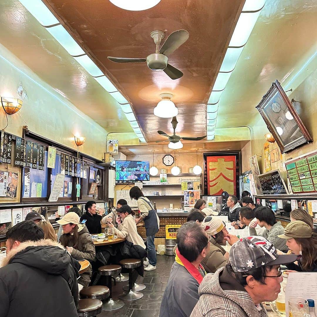 西寺郷太のインスタグラム：「京都、四条河原町の大衆食堂、居酒屋・新京極スタンド。最高。  18で上京したので、京都の飲み文化を知らない。今年5月の 京都 GOTOWN FREAK 磔磔 以来、京都の居酒屋開拓（自分にとって）など楽しみが増している。店入った瞬間、この光景。思わず声が出た。え〜わ〜^_^。」