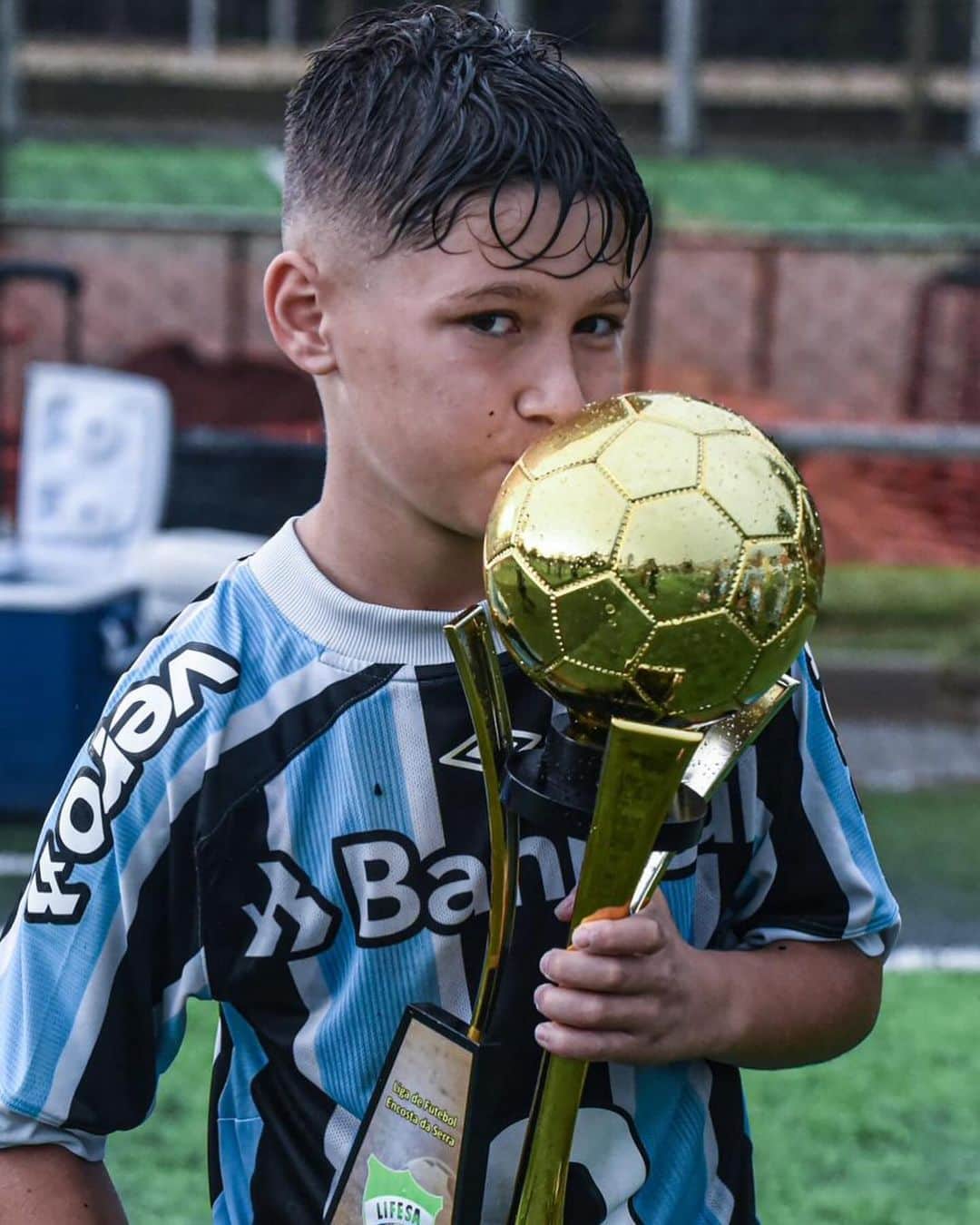 ソフィア・バルビのインスタグラム：「Felicidades campeón! Con frío, calor, lluvia, como sea pero siempre vamos a estar ahí…  amamos verte feliz! Gracias @escoladogremio por este año tan hermoso, lleno de enseñanzas y cariño ! 💙🤍💙🤍」