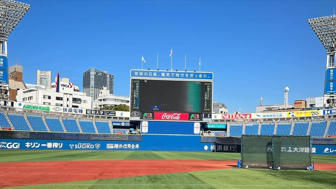 大西宏明さんのインスタグラム写真 - (大西宏明Instagram)「I☆YOKOHAMA✨✨  楽しかったぁぁ🤩 幸せやったぁぁぁ😆 気持ち良かったぁぁぁ😁 めっちゃ疲れたぁぁぁぁぁ🤪  13年前のあの日から❗️ もう一回！もう一度でいいから！ ハマスタで🏟️ ベイスターズファンの前でプレーがしたい‼️‼️  大人の夢が叶いました⭐️  横浜denaベイスターズ様 有難うございました♪ 横浜スタジアム様 有難うございました♪♪ ベイスターズファンの皆様 有難うございました♪♪♪ イベント関係者様 有難うございました♪♪♪  素敵な１日でした^_^  余韻に浸りまくりです😊  明日の朝起きて身体がボロボロな事で夢から覚めちゃうかもねwwwww  久しぶりのハマスタは最高やった👍  また5年後呼んでくれます様に♡  #横浜denaベイスターズ  @baystars_official  #横浜スタジアム #ハマスタ #ハマスタドリームマッチ  #baystars  #感動 #夢 #目標 #プロ野球 #感謝 #幸せな時間  #横浜大好き #レジェンドob #歴代スター #横浜ベイスターズ #有難う #泣きそう #smile #ほなっ！！」12月4日 0時45分 - ohnishi_hiroaki_0428