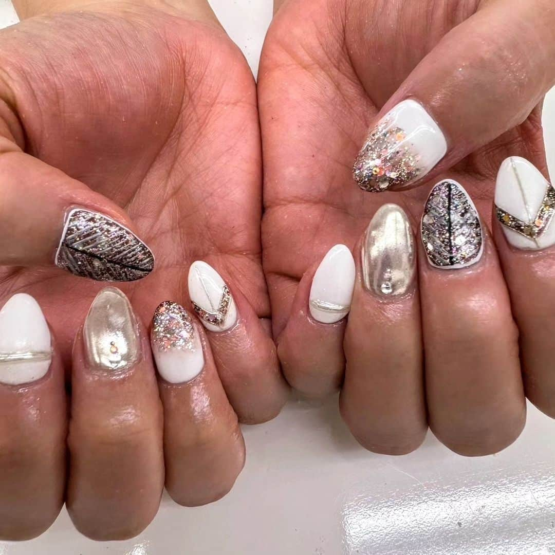 吉岡奈々子さんのインスタグラム写真 - (吉岡奈々子Instagram)「ネイル #ニューネイル #new #nail #ホワイト #シルバー #ネイル #冬ネイル #winter #winternails #vannail_suzuki」12月4日 0時45分 - nanakoyoshioka