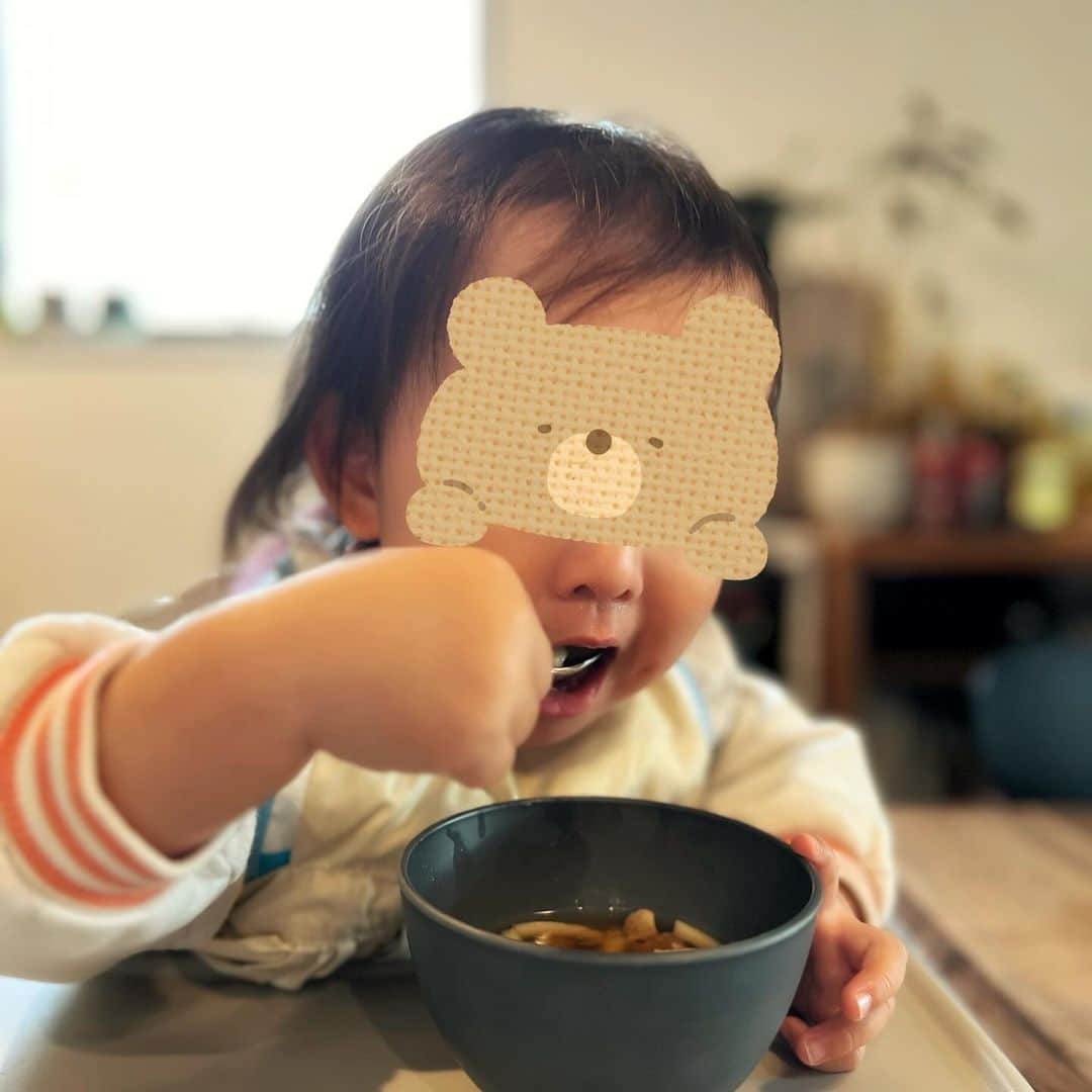 名塚佳織のインスタグラム：「🌙 仕事終わって… 買い出しして 夕飯作って ちびたんお風呂に入れて 寝かしつけて 洗濯して 夕飯と部屋のリセットを終えて… ようやく今から 明日以降の仕事のチェック…🤪  いや… 片付けがもっとスムーズにやれれば もうちょい早く スタートできるのだけど… なかなかね…😅  にしても… 良い食べっぷりだなぁ…w  いっぱい食べてくれて ありがとう♡」