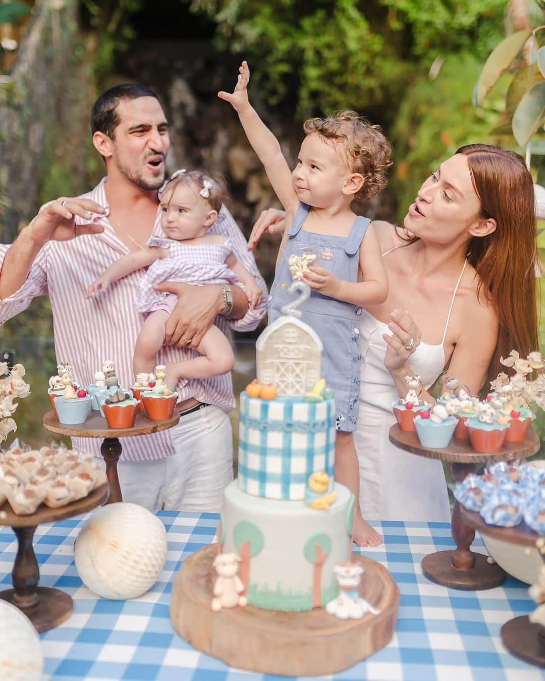 Thaila Ayalaのインスタグラム：「Meu Chico fez 2 anos, 2 anos que seu sorriso é motivo de vida aqui!  E que festa LINDA @concept.mater_ vocês são muitoooo maravilhosas, não canso de dizer, obrigada por mais um ano juntas!  Minha irmã @thaisayaladoces e sua arte PERFEITA no bolo e docinhos! @le_infance que desenvolveu a roupinha de Chico com maestria.  @tomandnina.shop nas lembrancinhas lindas!  E claro nossa fotógrafa c esses registros de tirar o fôlego dessa mãe aqui @pitangafotografia」