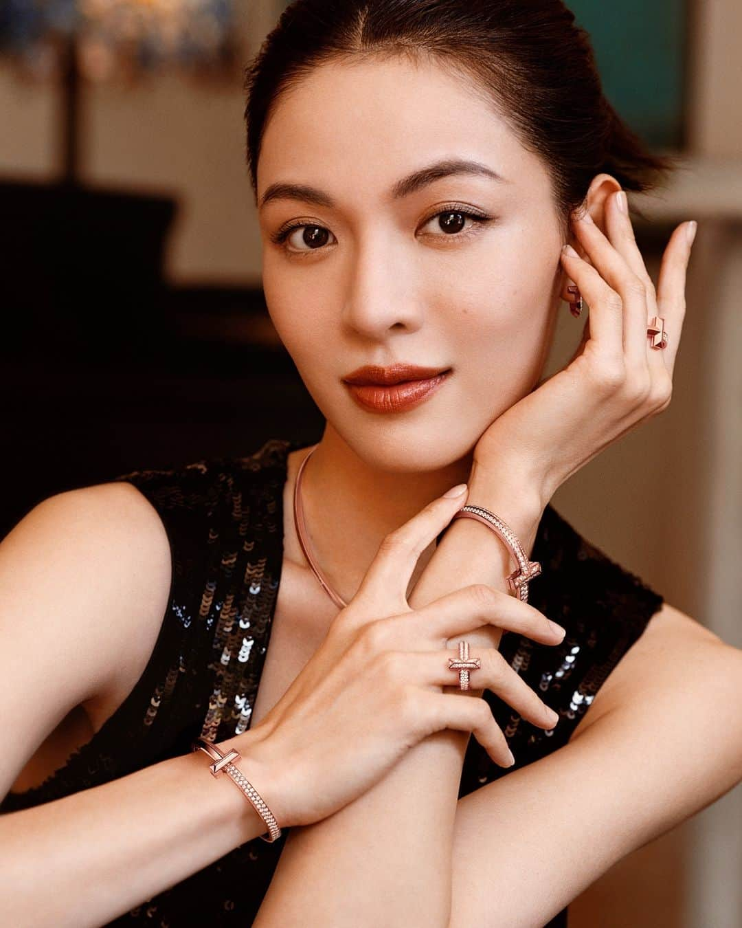 ティファニーさんのインスタグラム写真 - (ティファニーInstagram)「If holiday gifting is an art, Tiffany T is the medium of choice. China brand ambassador @elaine_zhongchuxi wears a suite of eternally modern designs traced in diamonds and punctuated by our iconic T motif. Link in bio. #ATiffanyHoliday #TiffanyT #TiffanyAndCo」12月4日 1時05分 - tiffanyandco