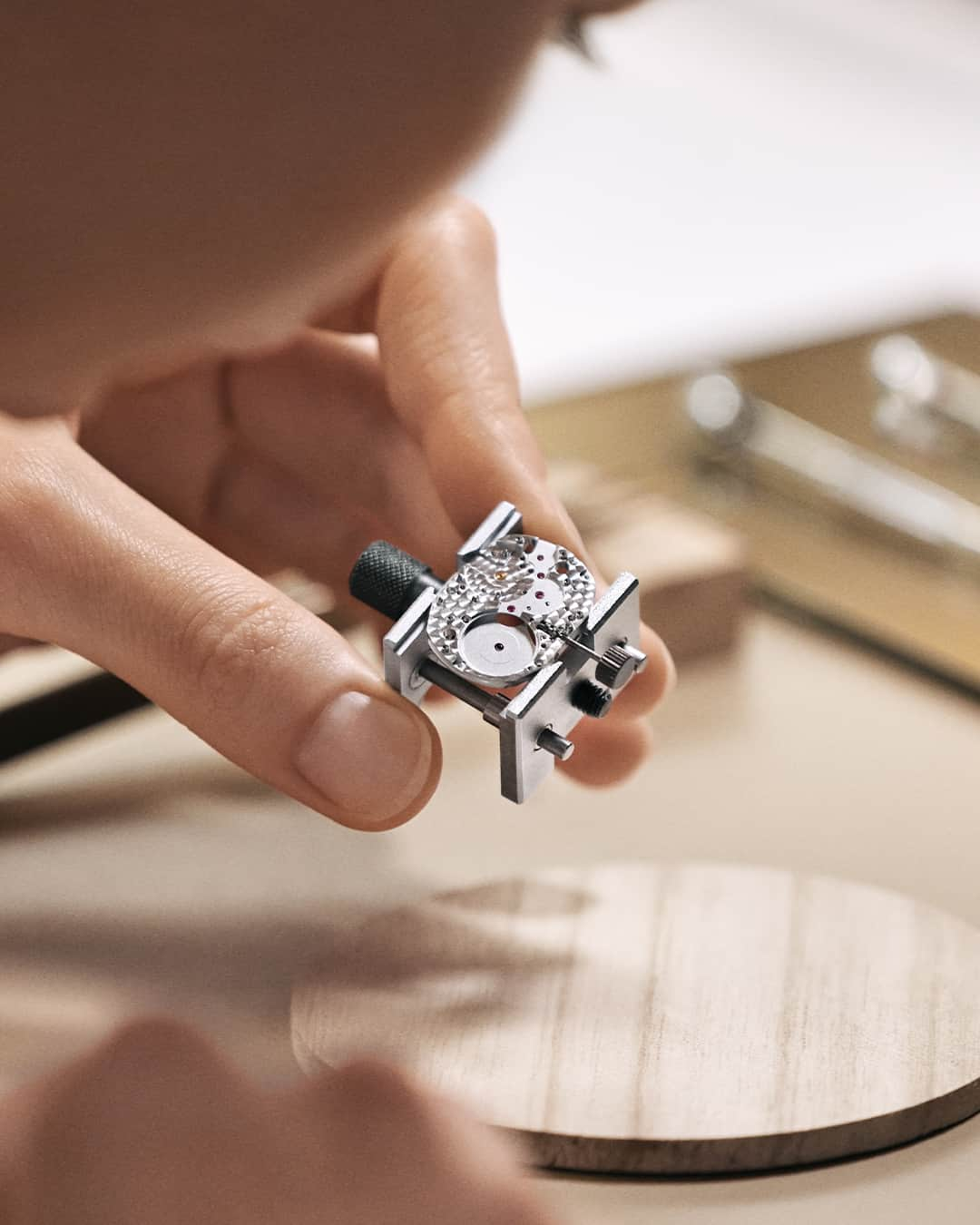 ジャガールクルトのインスタグラム：「Timeless experience. #AtelierAntoine _ Atelier d’Antoine The Masterclasses & Discovery Workshops _ Experience the Art of Watchmaking with Jaeger-LeCoultre and discover the behind the scenes of our Manufacture through a guided visit. Witness the key stages involved in bringing fine watches to life and experience watchmaking through a hands-on approach with the Masterclasses and the Discovery Workshops. A timeless gift for you and your loved ones.  Book your experience now on online-booking.jaeger-lecoultre.com.  _ #JaegerLeCoultre #AtelierAntoine」